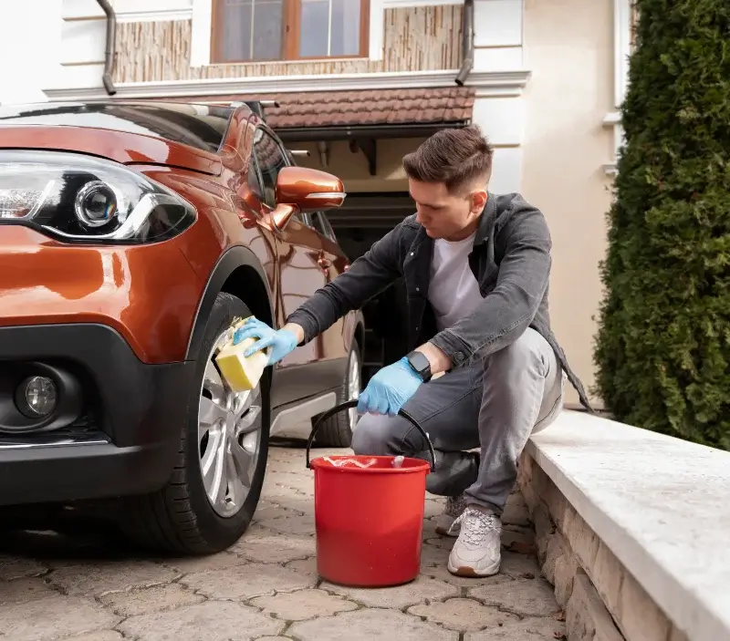 Lavage auto à domicile Clairefontaine-en-Yvelines : professionnel intervenant sur un véhicule